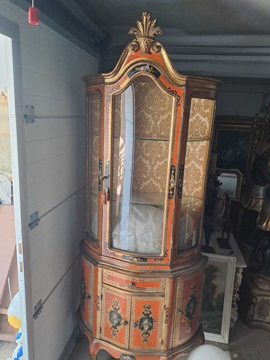 Vitrină în stil venețian