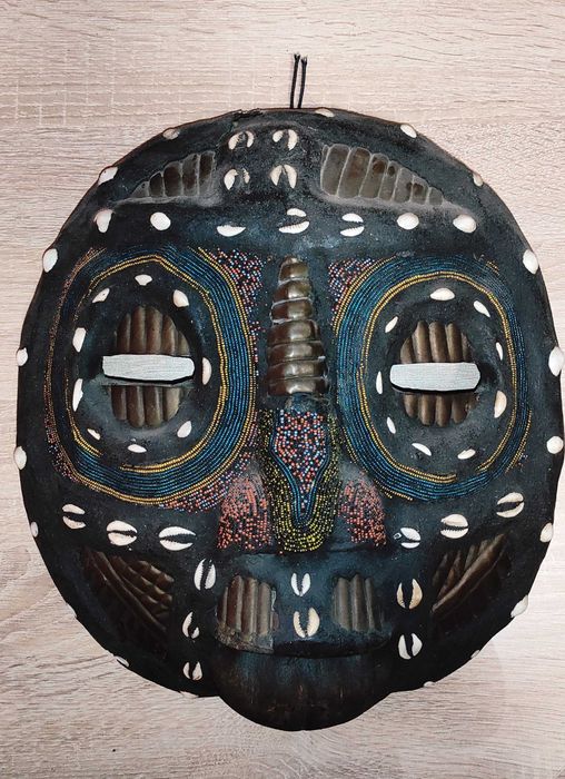 Старинни дървени маски с апликации от Конго.Цената е за двете.