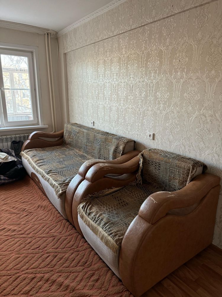 Продам срочно диван с креслом