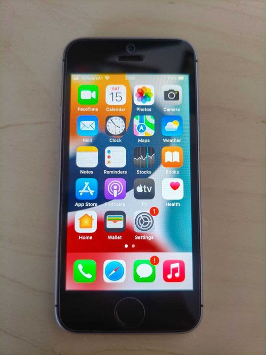 Apple iPhone SE 32gb фабрично отключен телефон, без забележки като нов