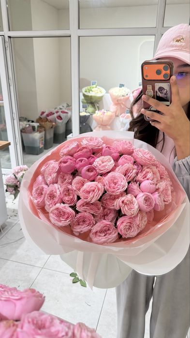 Красивый букет из кустовых пионовидных роз Мэнсфилд