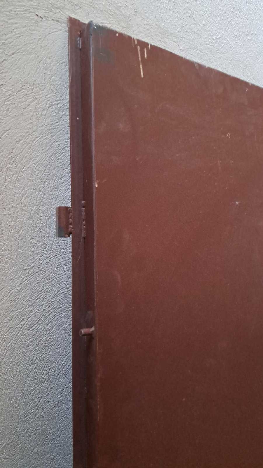 Продавам тежка метална врата с тристранно заключване