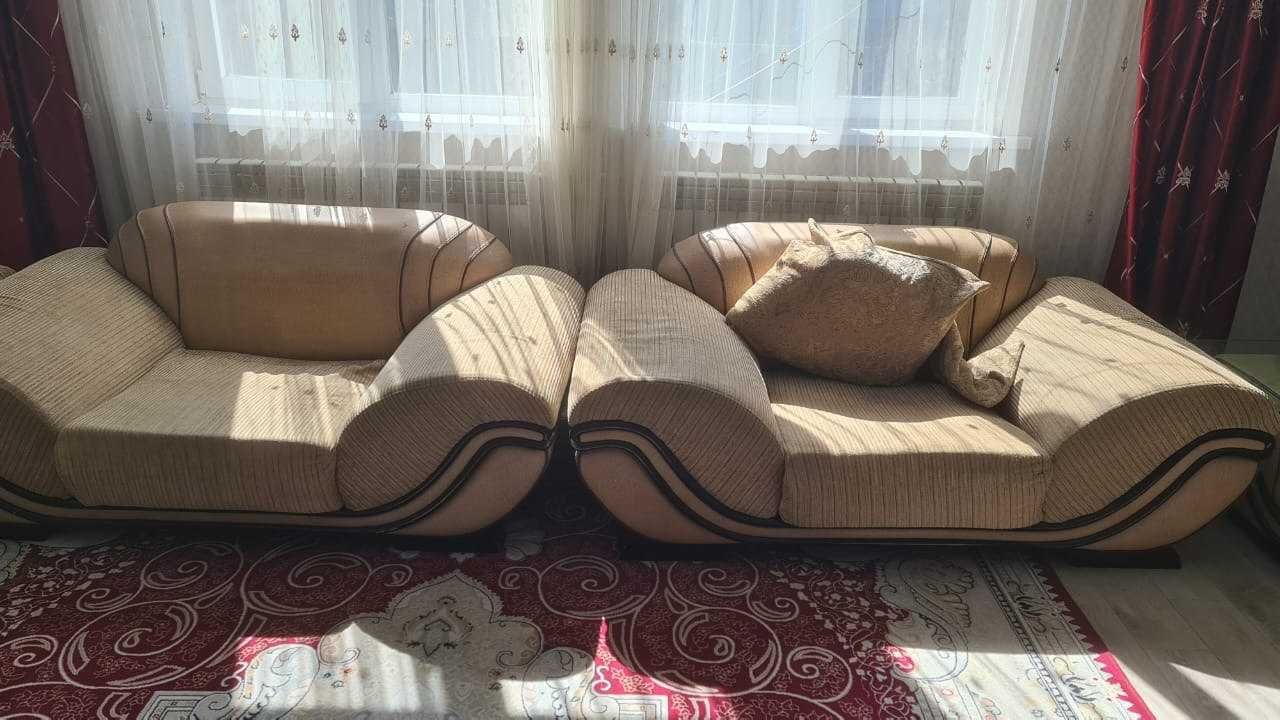 Продается комплект мягкой мебели: диван, два кресла, софа и столик