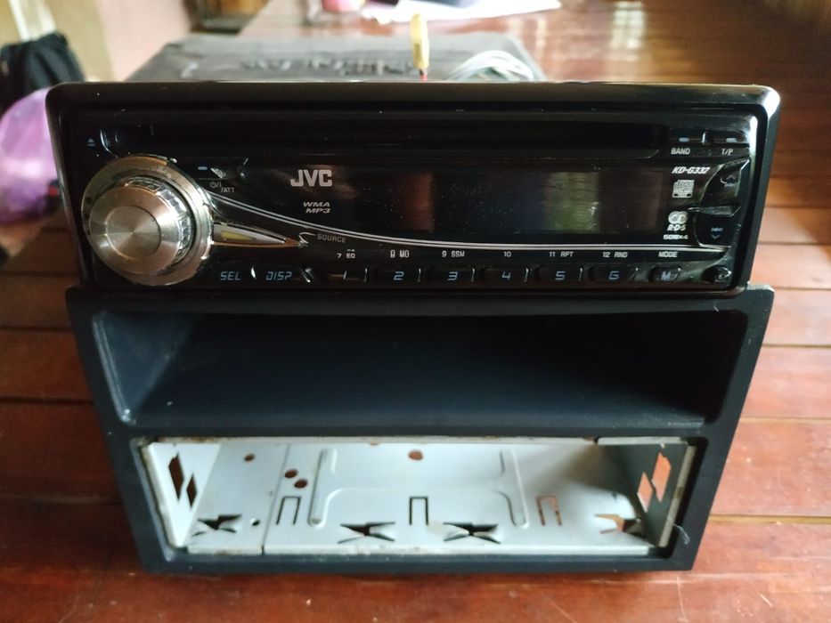 Doua radio cd auto pioneer și jvc 4x50w