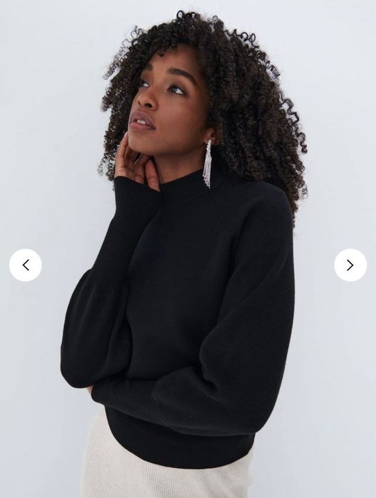 Черен дамски пуловер с висока яка