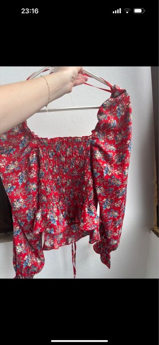 Top cu flori care se strange in talie