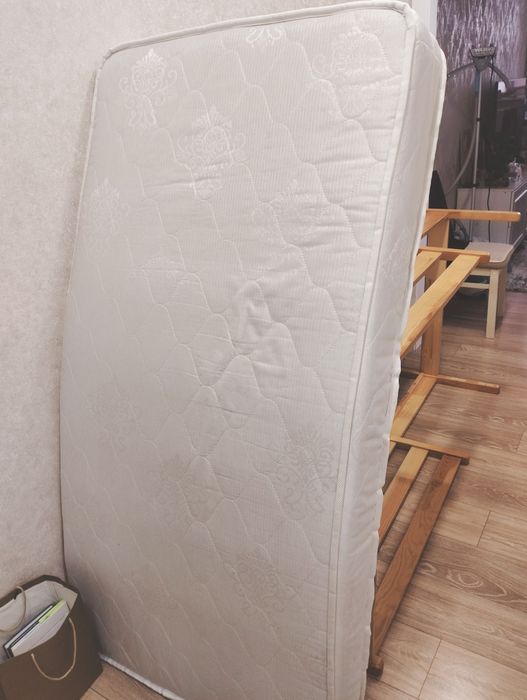 Продам детскую кровать с матрасом до 8 лет