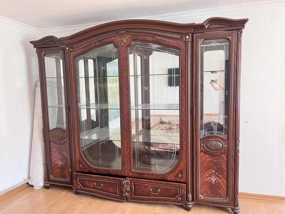 Сервант б/у, имеются все дверцы, сломанные зеркала