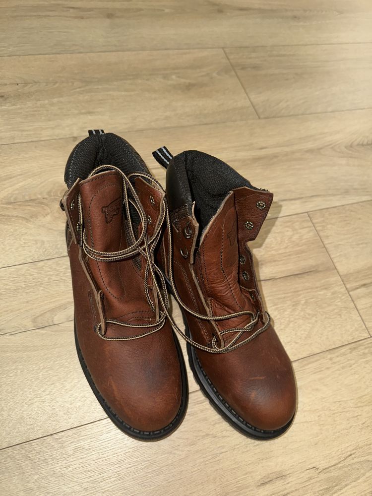 Продается новые ботинки RedWing