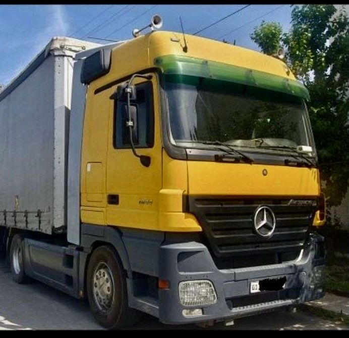 Mersedes Benz Actros tyagach sotiladi.