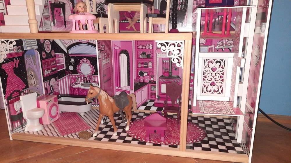 Casa mare de păpuși