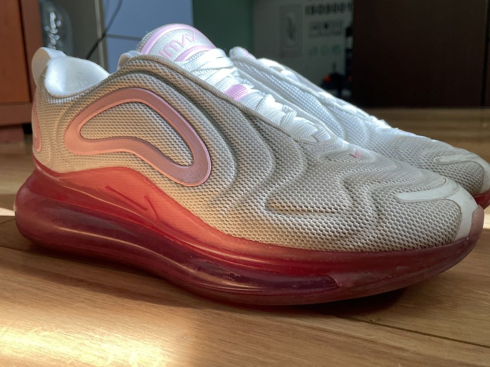 Nike AirMax720 .