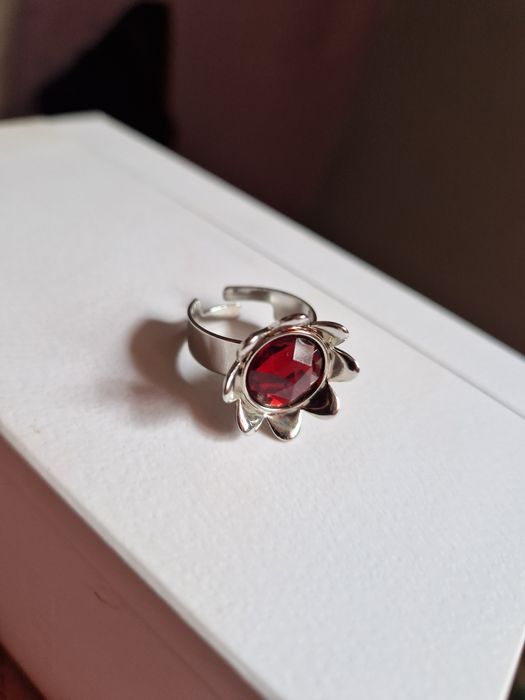 Inel argintiu cu piatră roșie