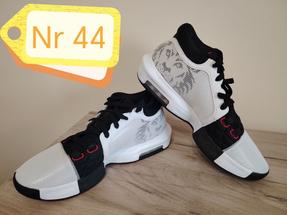 Nike LeBron witness 8 diferite modele