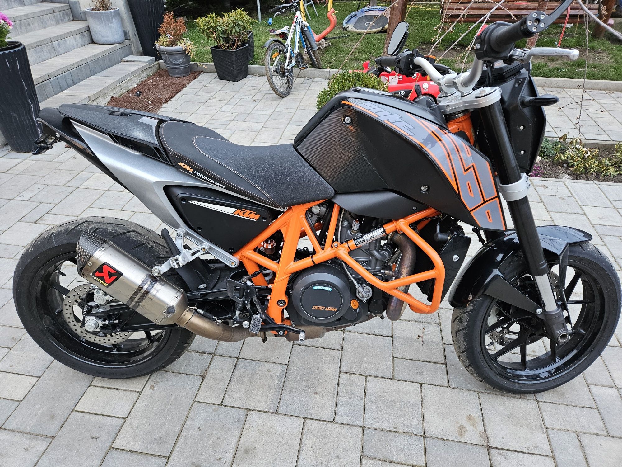Ktm    690.  Duke
