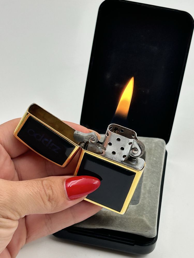 Zippo черна със златисто запалка