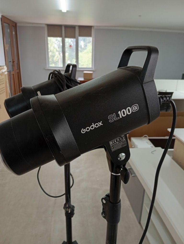Godox Sl100bi прожектор