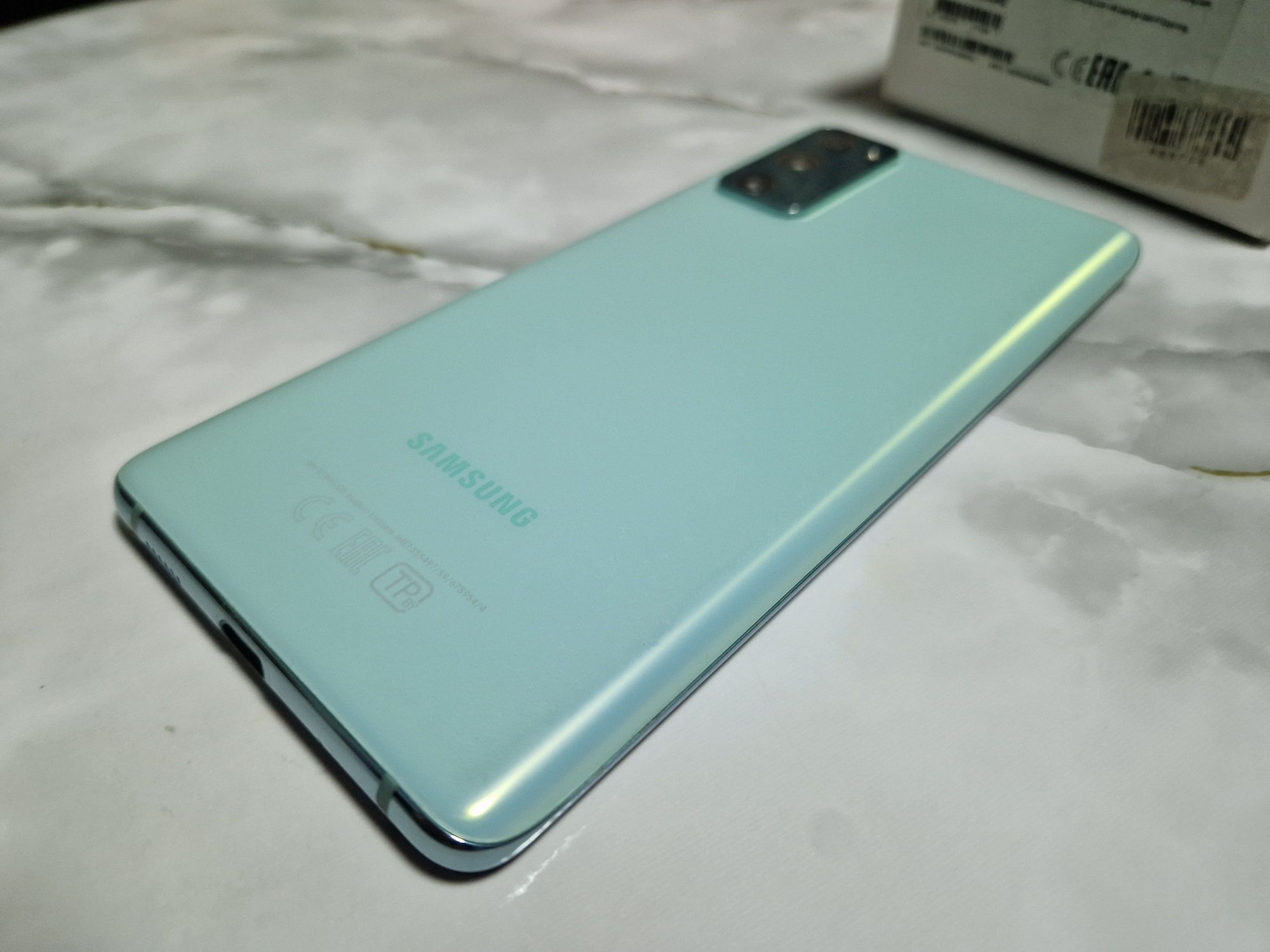 Samsung Galaxy S20FE 128gb в идеальном состоянии , возможен обмен