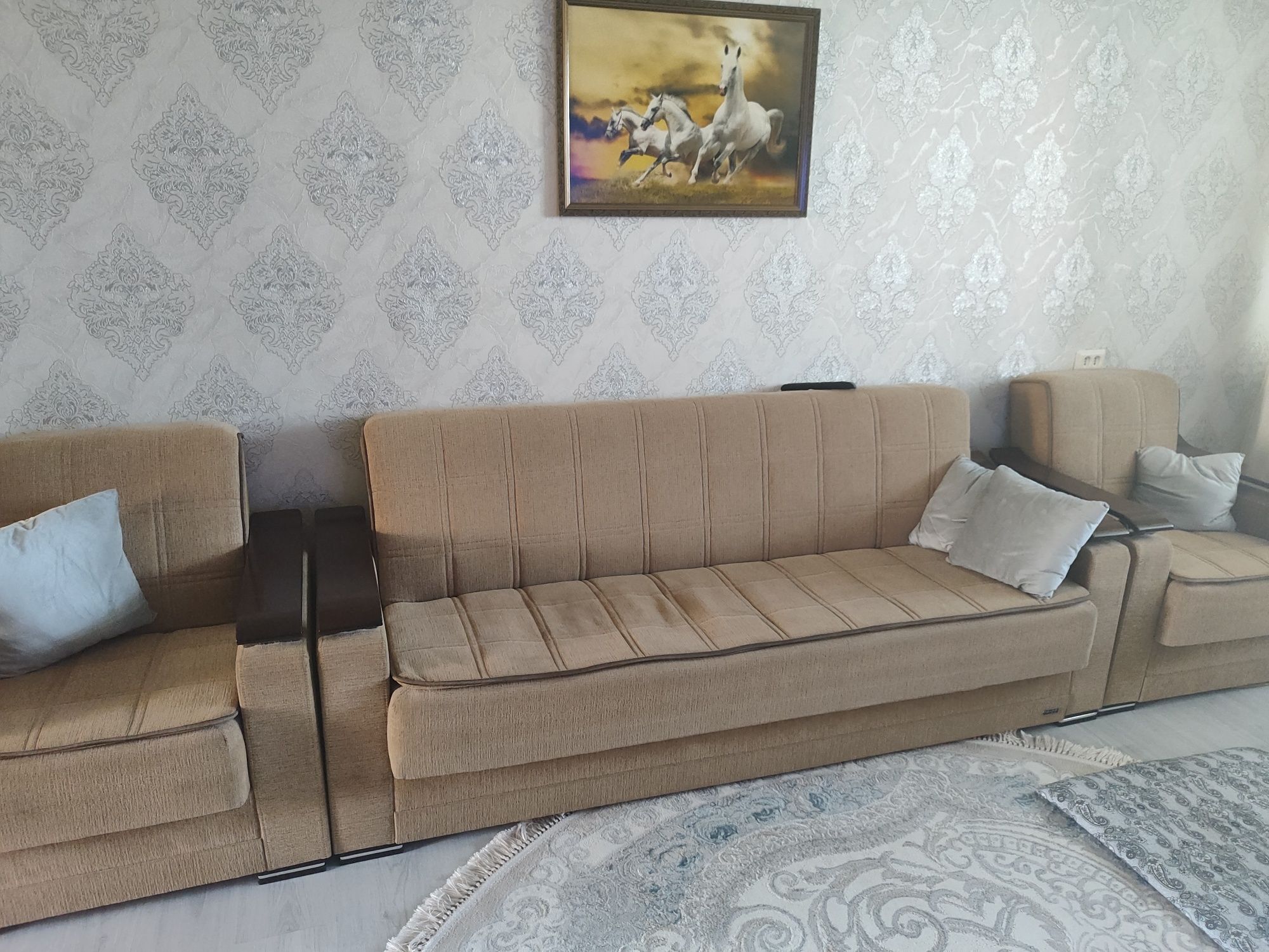 Продам диван с двумя креслами.