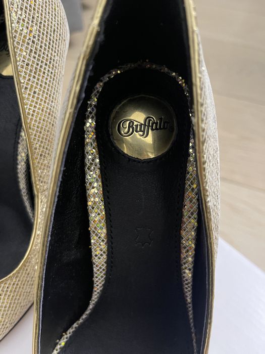 Pantofi aurii Buffalo