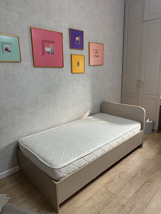 Односпальная кровать с матрасом