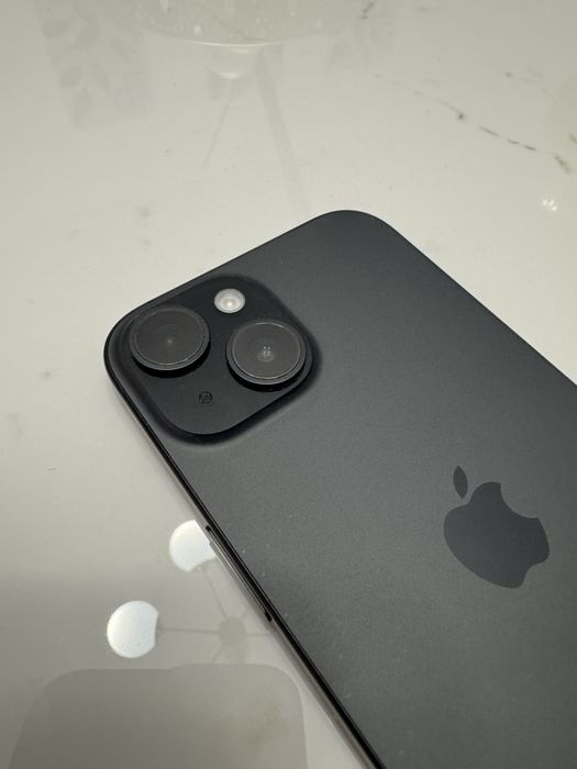 „Apple iPhone 15 128 GB negru, stare excelentă, folie + huse