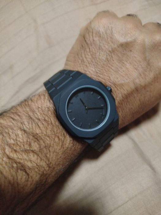 Соат карбондан ясалган енгил.