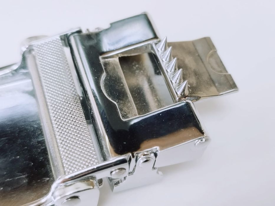 Veche catarama metalica Hugo Boss