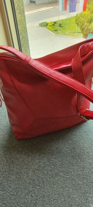Дамска чанта от висококачествена  кожа в червен цвят.Декоративен пискю