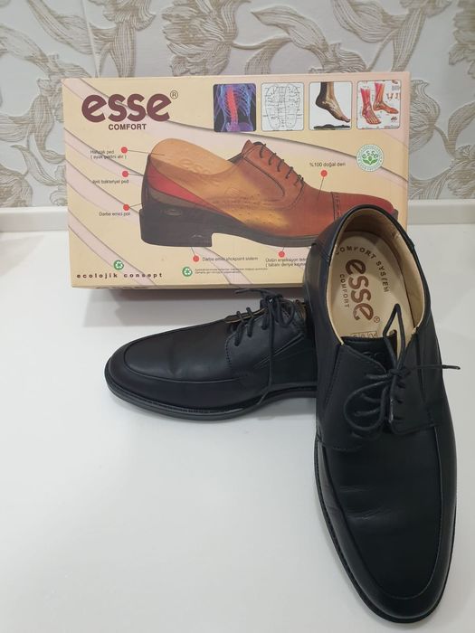 Туфли мужские и домашние тапки.