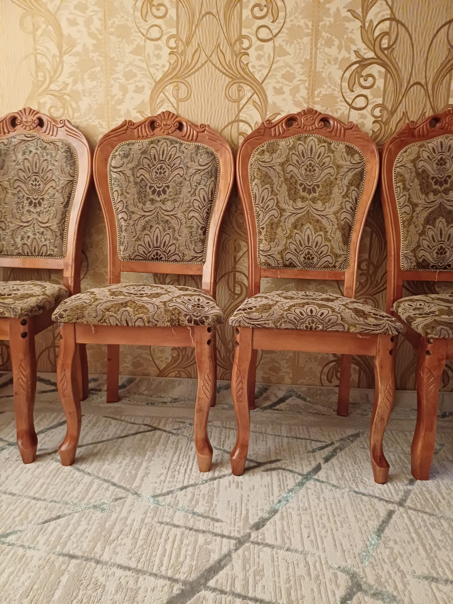 Продаётся стол и стулья