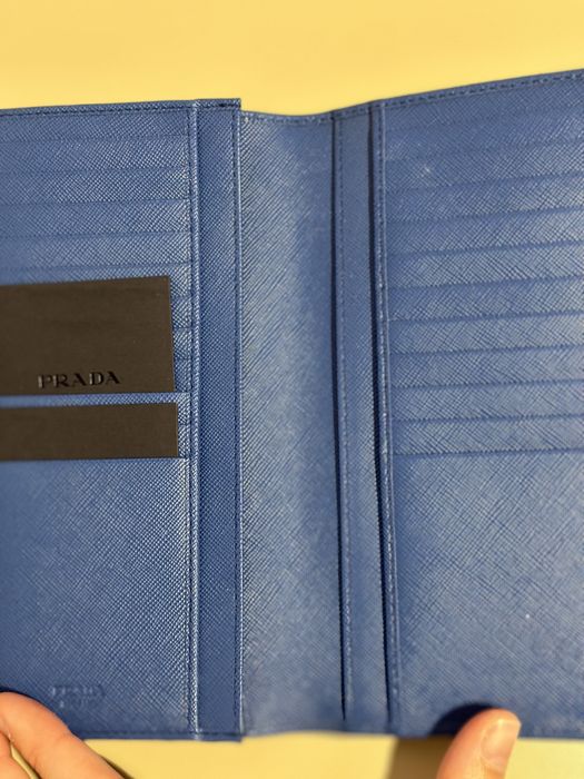 Prada NOU -Saffiano wallet de la 3000 RON la 1300 RON