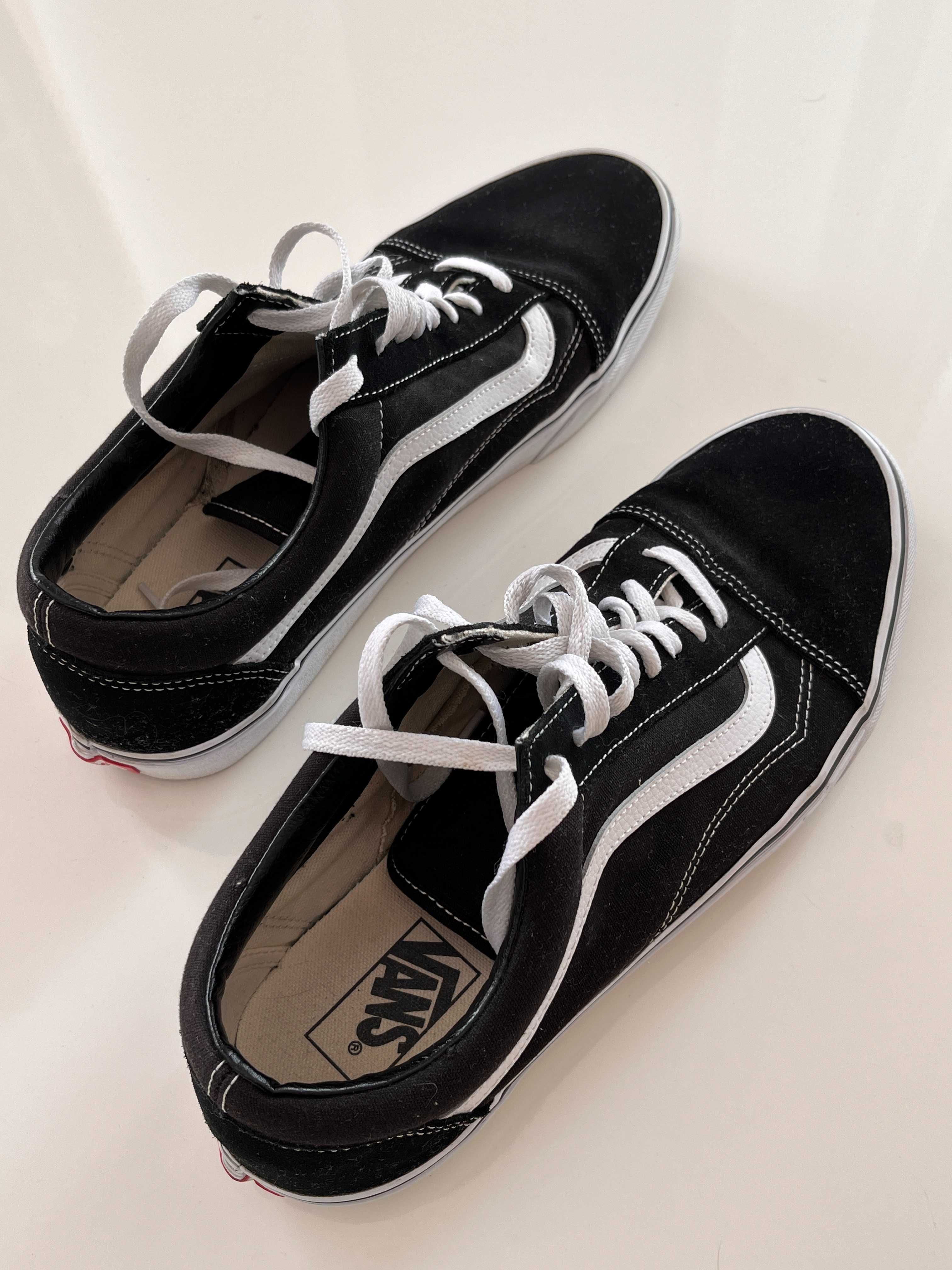 Vând Vans Old Skool Black/White stare foarte bună, mărimea 46