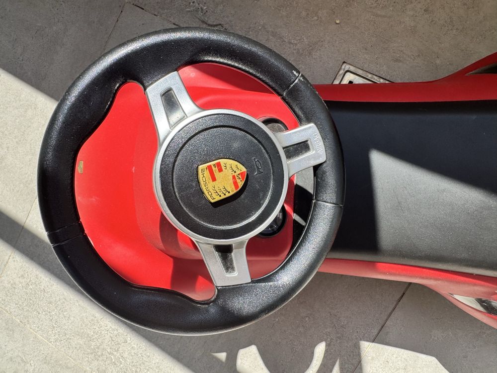 Porsche игрушечный красный
