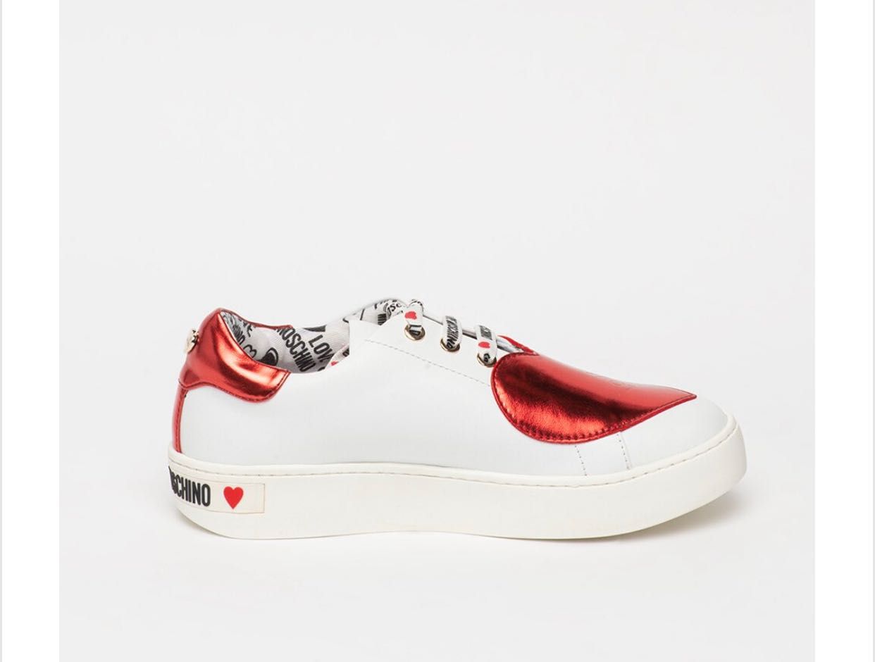 Love Moschino, Кожени спортни обувки със сърцевидна апликация, Бял