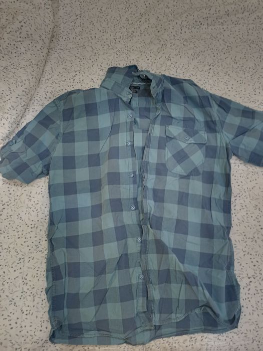 Ризи на различни марки и тениска на кенвело