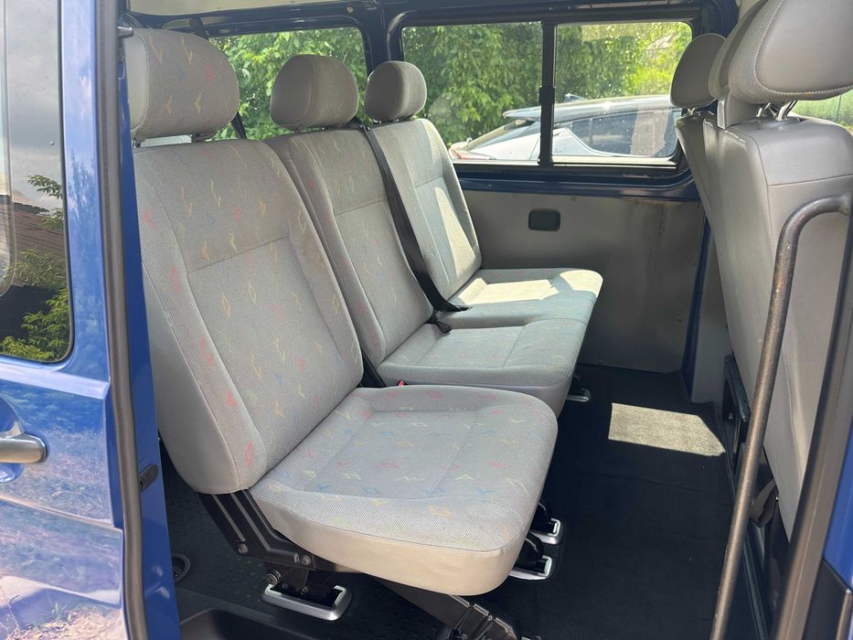 Inchiriez Volkswagen Transporter 8+1 - MASINA DE INCHIRIAT