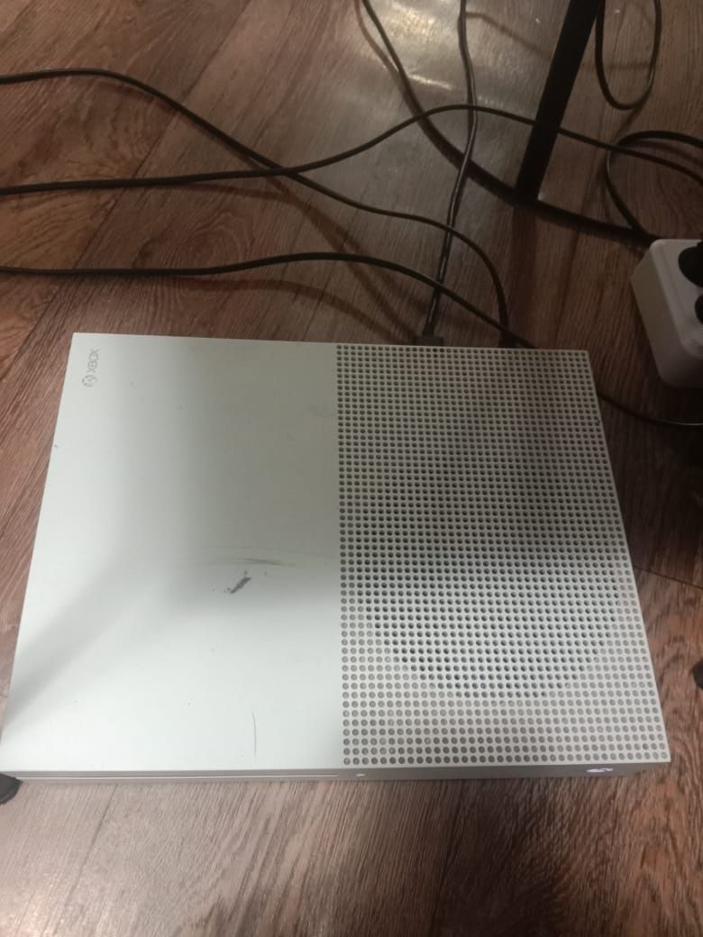 Продаю срочно Xbox One S