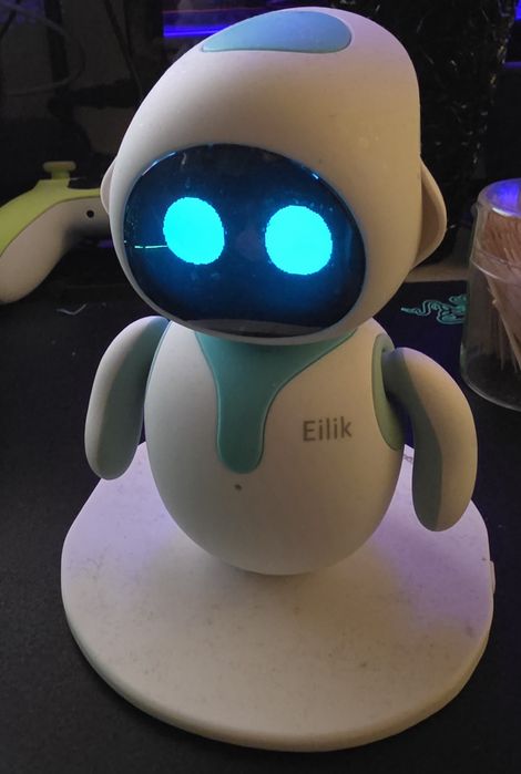 Eilik интерактивен робот