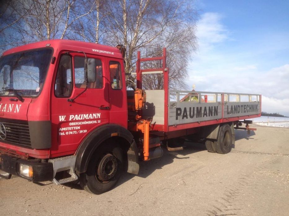 Camion Mercedes-Benz cu macara