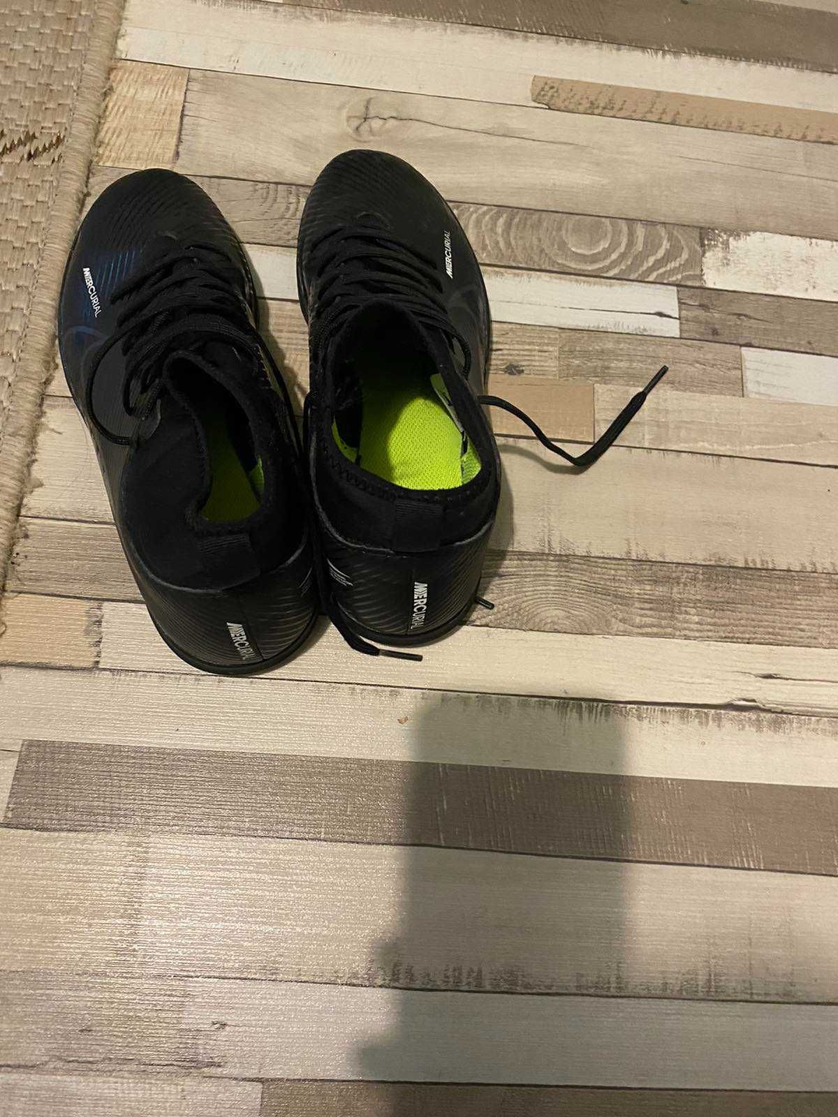 Футболни обувки зелени
