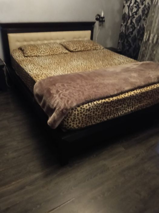 Vând pat dublu cu saltea și noptiere