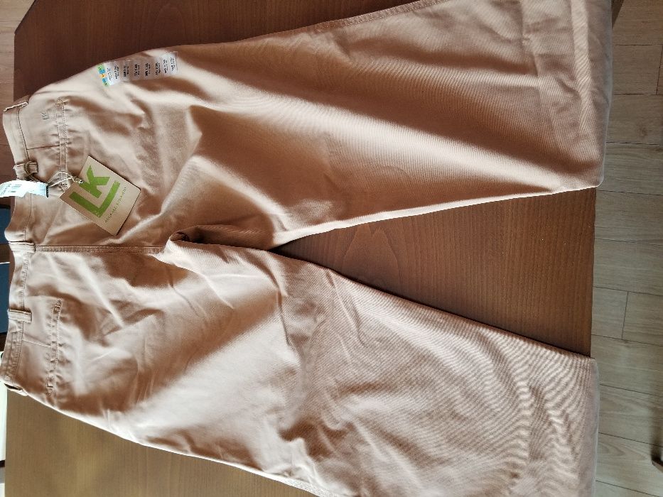 Продавам нов висококачествен мъжки панталон тип дънки - бежов