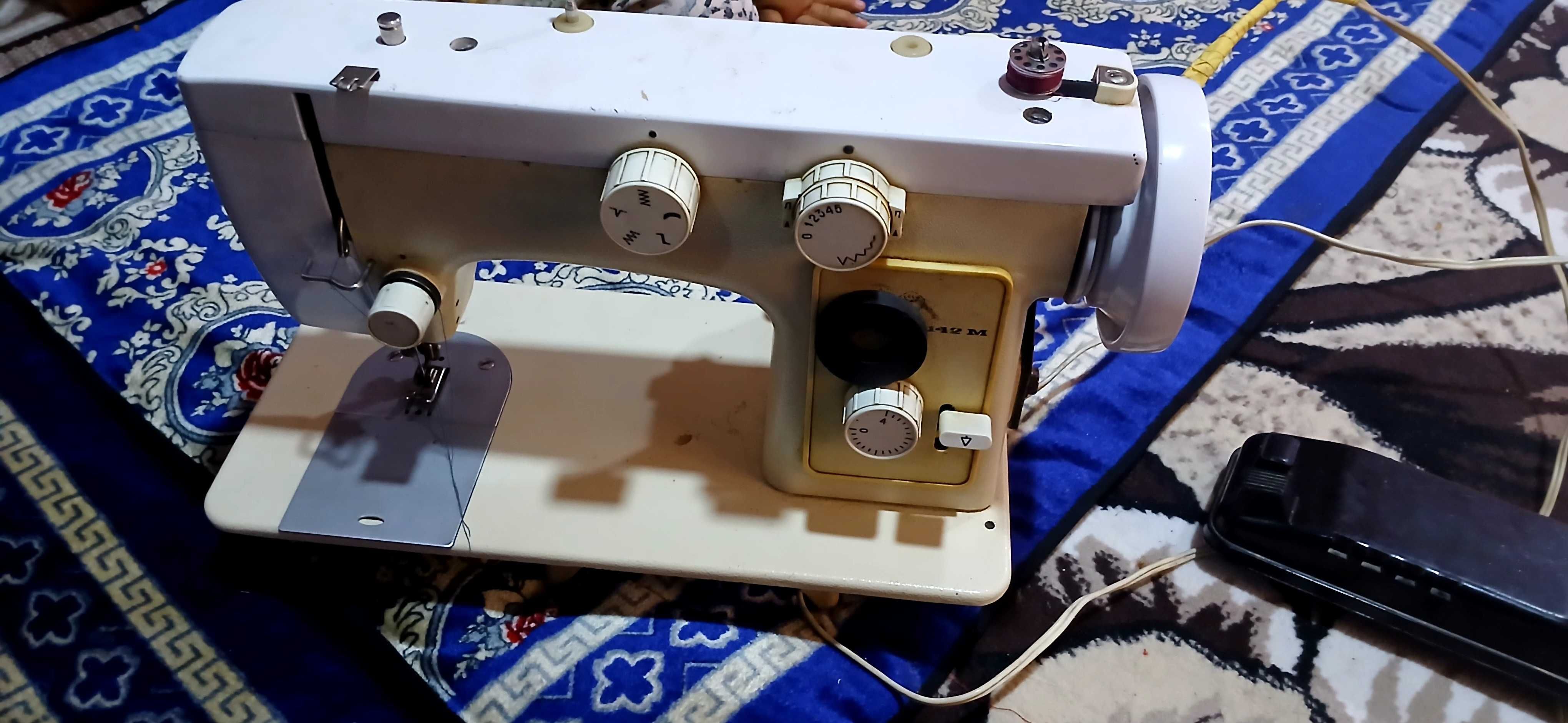 Ham tokga, ham oyoq bilan ishlaydigan tikuv mashinkasi sotiladi.