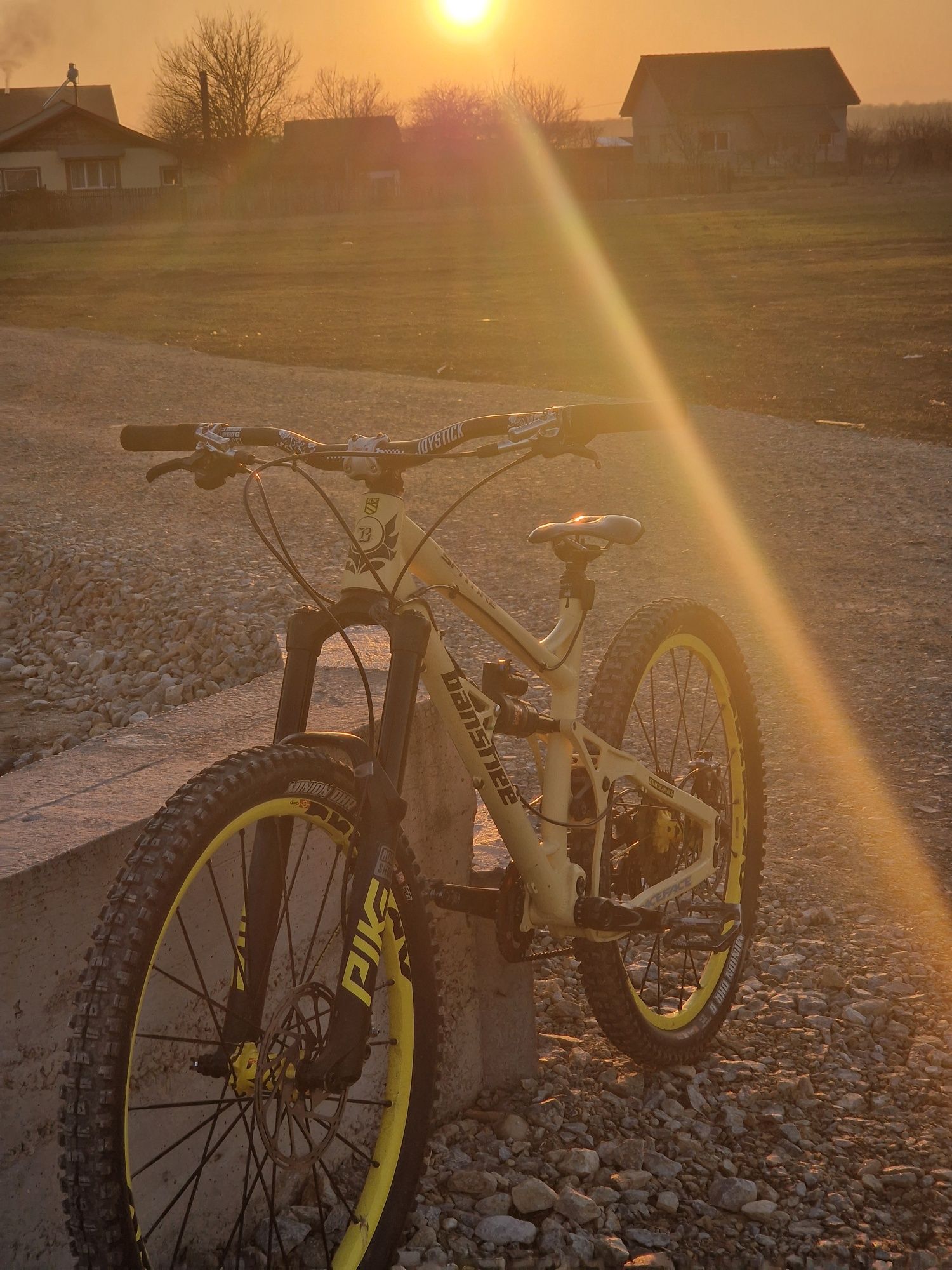 vând enduro banshee spitfire