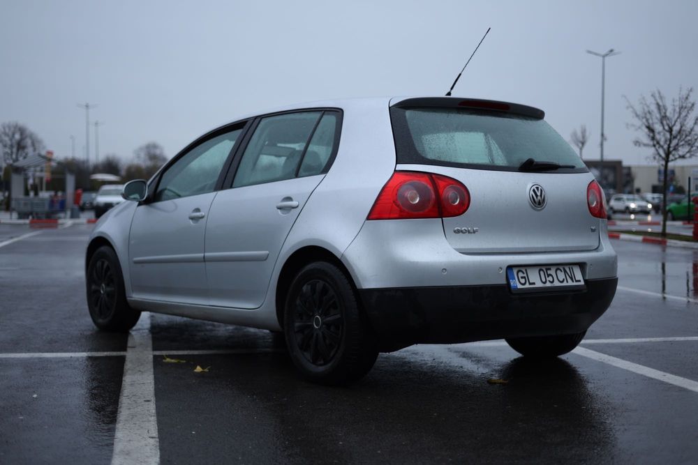 Vând Volkswagen Golf 5 – 1.6 benzină