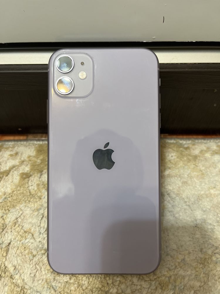 IPhone 11 с чехолом и кабелем