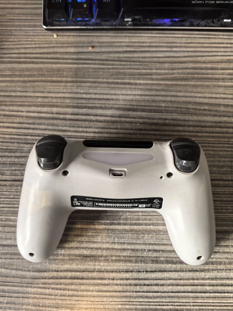 Бял ps4 джойстик