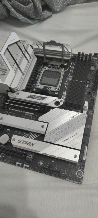 Placa de baza ROG STRIX B650-A GAMING WIFI