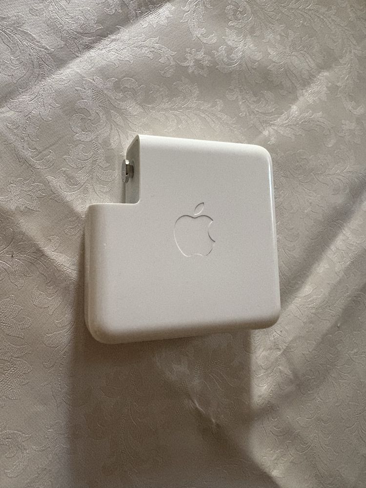Блок питания на macbook 96W